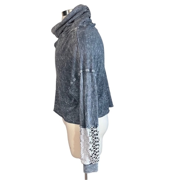 Gimmicks BKE Women Grey Acid Wash Cowl Neck Crochet Long Sleeve Sweater Sz Sm - Picture 2 of 12